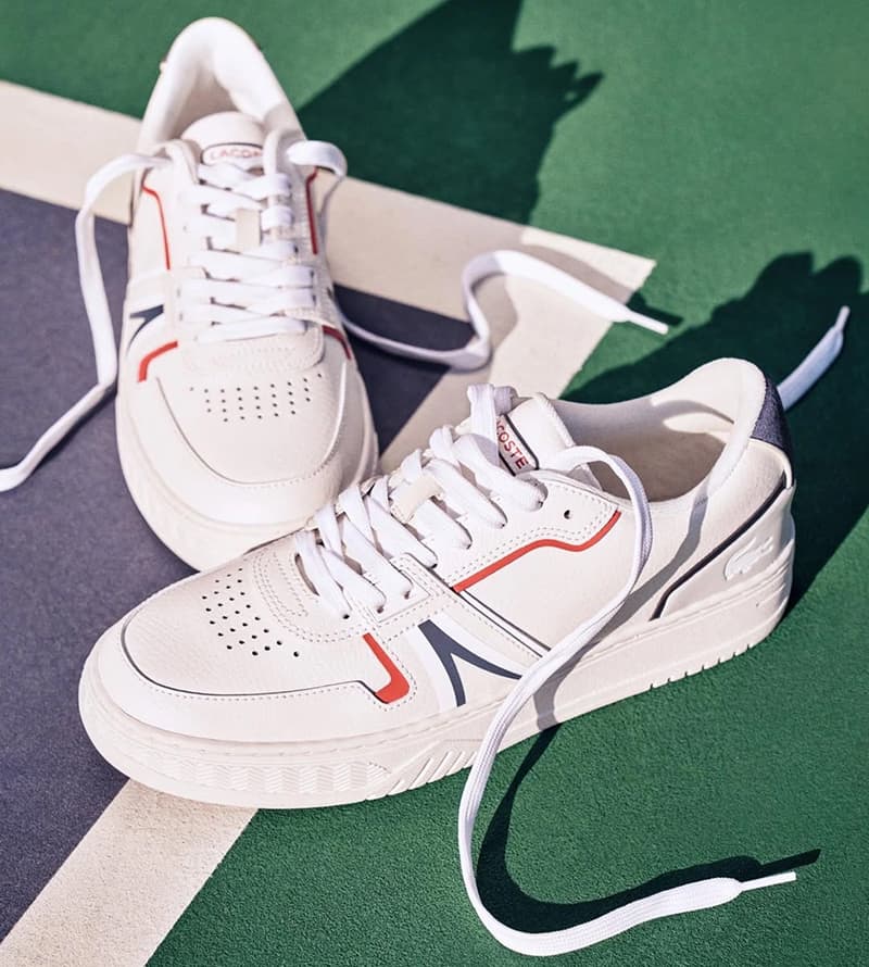 Imagen B: zapatillas blancas sobre cancha verde