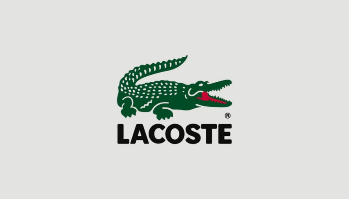 Logo de Lacoste de 2002: cocodrilo verde sobre la palabra LACOSTE